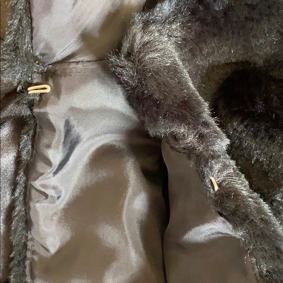 Girls over the shoulder cape - Picture 4 of 4